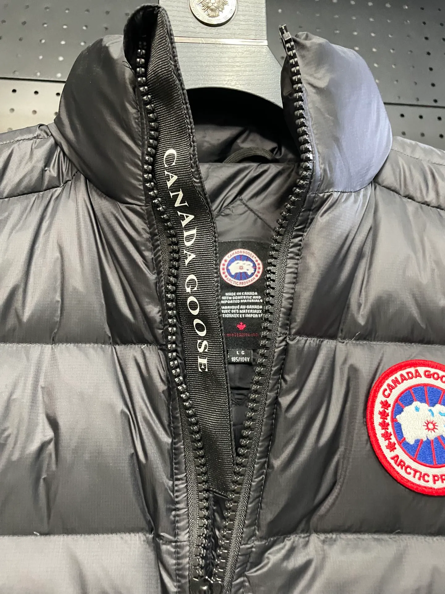 P560 Canadian brand CanadaGoose men's and women's CROFTON lightweight down vest 2229M DWR water-repellent treatment WindWall windproof fabric 700 fleece filling original mold opening details one to one production The upper body effect is stunning Exclusively available on the Xiaohongshu purchasing platform The highest version on the market Size: XS S M L XL XXL